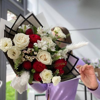 Krasnoyarska kutu çiçek siparişi